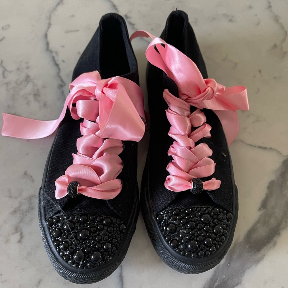 Very nice women shoes. Black color. Size 37.